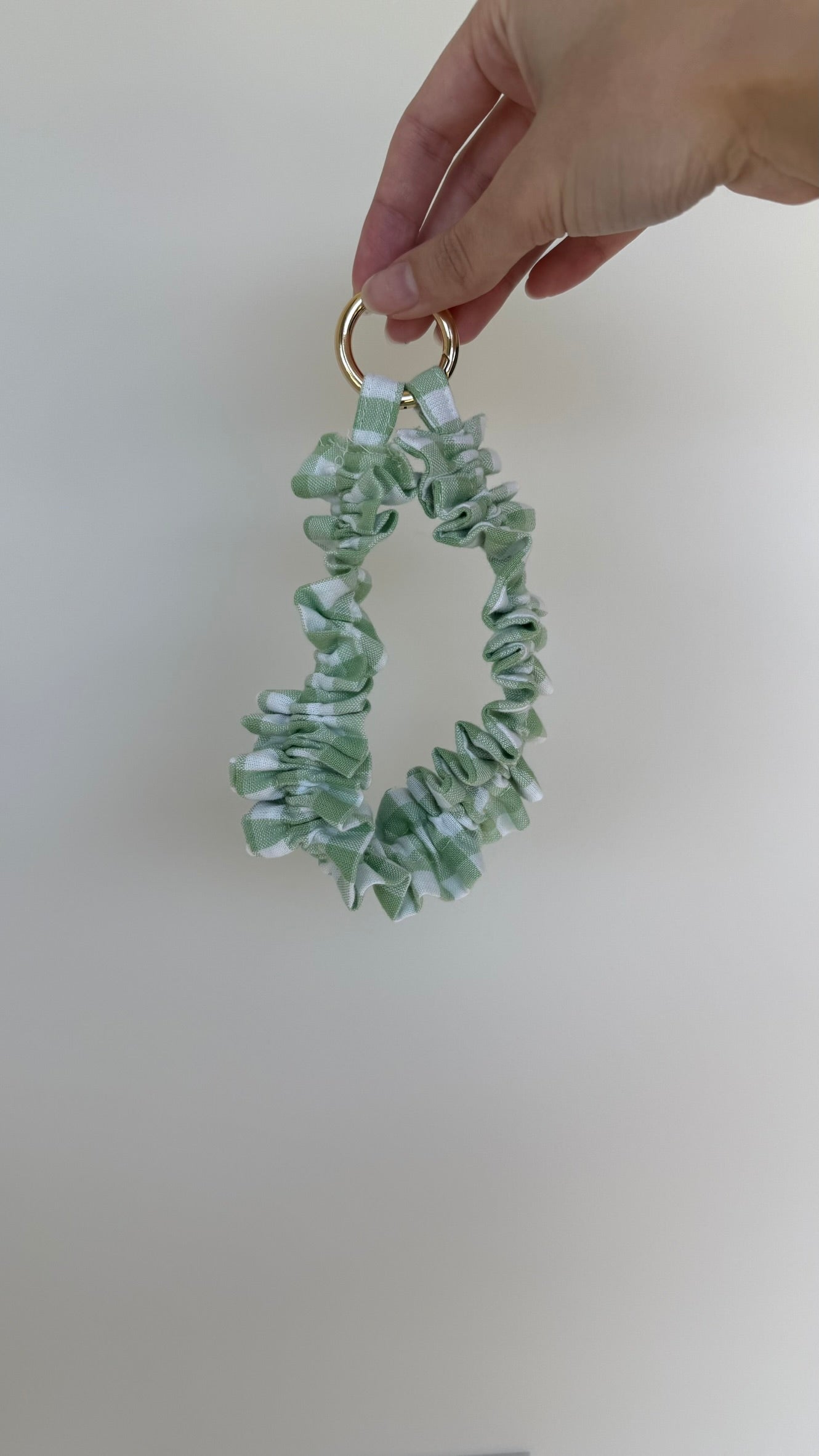 💚 Lillie Wristlet – Pastel Green Gingham