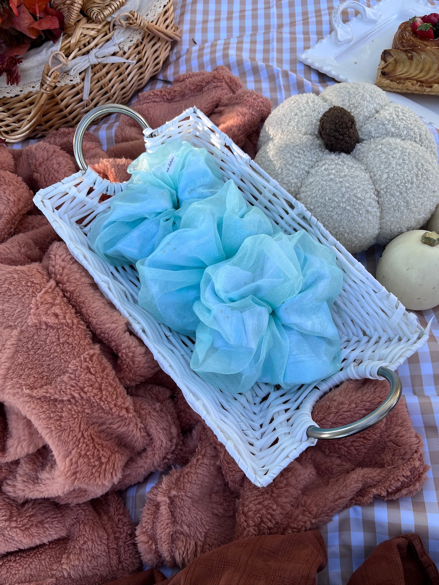 🌊 Odette Scrunchie – Summer Court