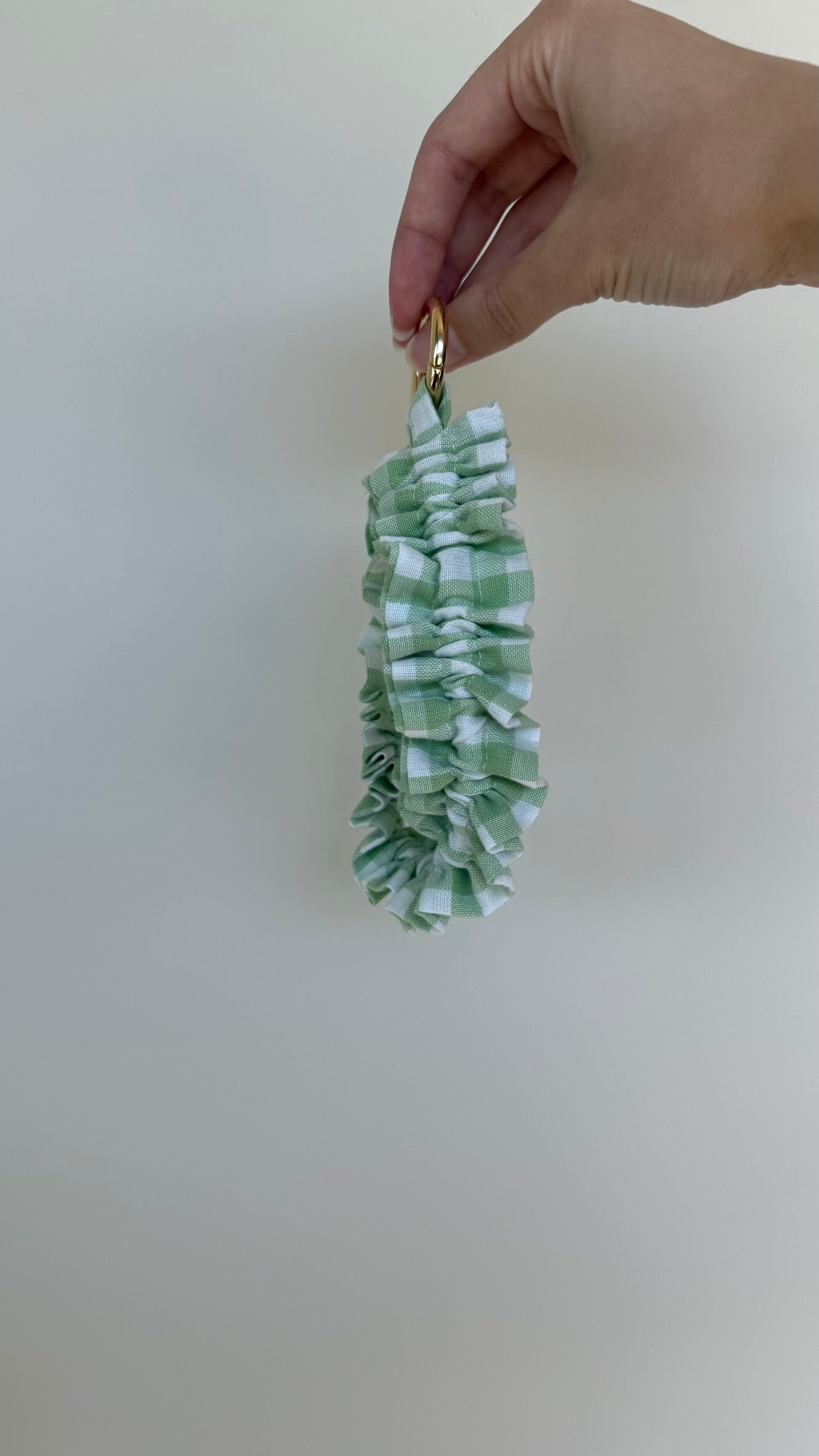 💚 Lillie Wristlet – Pastel Green Gingham