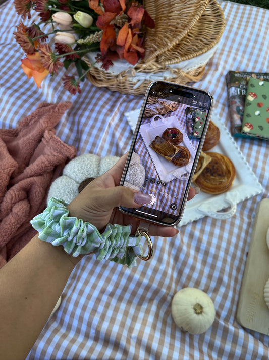 💚 Lillie Wristlet – Pastel Green Gingham